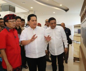 Menteri BUMN Erick Thohir didampingi Gubernur Bali Wayan Koster tinjau proyek Pelabuhan Benoa, Bali.