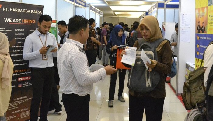 Warga Jaksel saat berada di lokasi Bursa Kerja. (wandi)