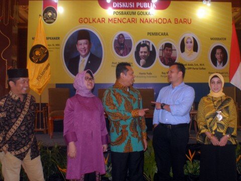 Calon ketua DPP Golkar Bamsoet bincang bncang dengan pembicara diskusi 4