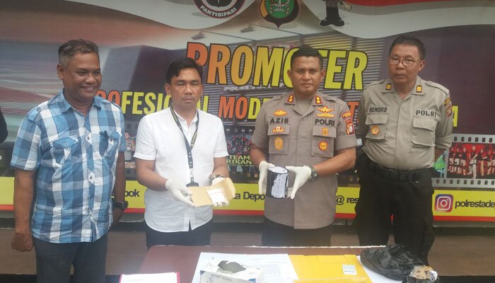 Kapolrestro Depok AKBP Azis Andriansyah didampingi Kasat Narkoba Kompol Indra Tarigan dan Kanit menjajar barang bukti sabu yang disita dari Rutan Depok (angga)