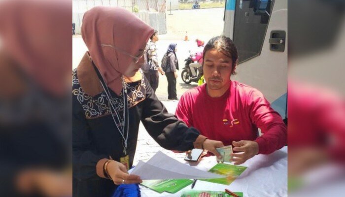 Aktor Chicco Jerikho tengah mengurus pembayaran pajak kendaraannya di Samsat Keliling di Cilandak, Jakarta Selatan. (ist)