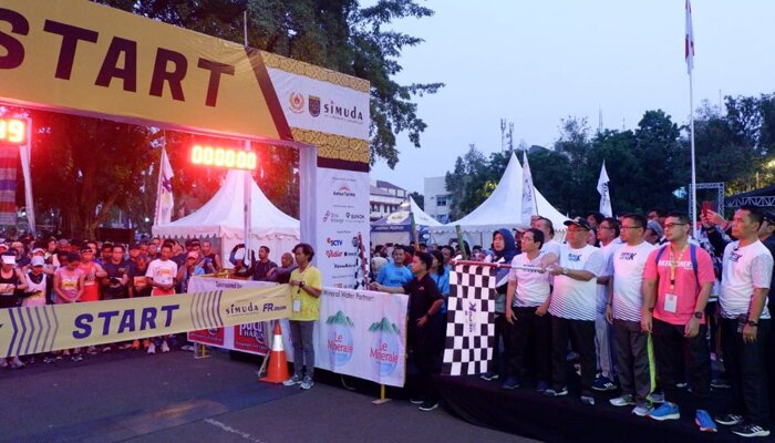 Wali Kota Depok Muhammad Idris didampingi Ketua DPRD Yusuf Syahputra, Ketua Koni Yusri Y dan dandim 0508/Depok. Kol.Inf. Agus Ishrok saat melepas peserta lomba lari marathon Depok 10 K. (anton)