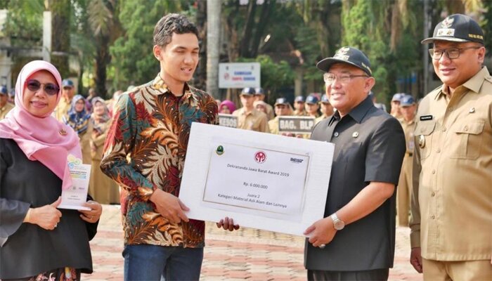 Wali Kota Depok Muhammad Idris didampingi Wakil Wali Kota Pradi Supriatna dan Ketua Dekranasda Depok Elly Farida usai menyerahkan piagam dan piala. (anton)