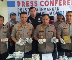 Kapolres Jakarta Utara Kombes Budhi Herdi Susianto menunjukkan barang bukti