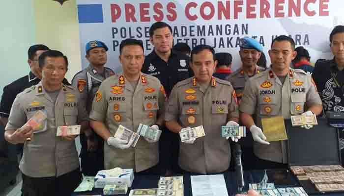 Kapolres Jakarta Utara Kombes Budhi Herdi Susianto menunjukkan barang bukti