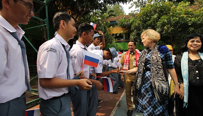 Duta Besar Rusia H.E Lyudmilla Vorobieva didampingi Wakil Wali Kota Jakarta Selatan Isnawa Adji saat menghadiri Hari Guru di SMAN 6 Jakarta. (wandi)