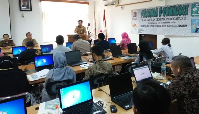 Pelatihan pembuatan website yang diberikan ke pelaku usaha industri kecil di PIK. (Ifand)