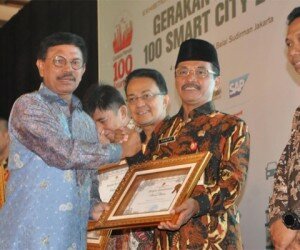 Kepala Diskominfo Provinsi Banten Komari saat menerima Penghargaan e-Goverment Award dari Menkominfo Jhony G Plate, di Balai Sudirman Jalan Dr Saharjo No 268 Jakarta (Senin, 4/11/2019). (ist)