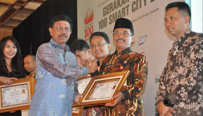 Kepala Diskominfo Provinsi Banten Komari saat menerima Penghargaan e-Goverment Award dari Menkominfo Jhony G Plate, di Balai Sudirman Jalan Dr Saharjo No 268 Jakarta (Senin, 4/11/2019). (ist)