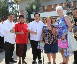 Menteri BUMN Erick Thohir bersama wisatawan asing di Benoa, Bali.(ist)