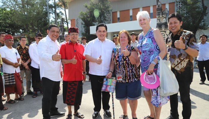 Menteri BUMN Erick Thohir bersama wisatawan asing di Benoa, Bali.(ist)