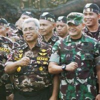 Ketua Pengurus Daerah IX FKPPI DKI Jakarta Arif Bawono, Ketua Umum Forum Komunikasi Putra-Putri Purnawirawan TNI-Polri (FKPPI) Pontjo Sutowo, Asisten Teritorial Kasdam Jaya Kolonel Infantri Jacky Ariestanto dan Komandan Satuan Kopaska Armada I Kol (P) Johan Wahyudi mengepalkan tangan saat pembukaan Pendidikan dan Pelatihan Kader Organisasi Tingkat Madya (Diklatkordya) Angkatan VI tahun 2019 di Satuan Komando Pasukan Katak, Pondok Dayung, Jakarta Utara. (ist)