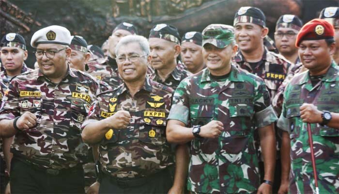 Ketua Pengurus Daerah IX FKPPI DKI Jakarta Arif Bawono, Ketua Umum Forum Komunikasi Putra-Putri Purnawirawan TNI-Polri (FKPPI) Pontjo Sutowo, Asisten Teritorial Kasdam Jaya Kolonel Infantri Jacky Ariestanto dan Komandan Satuan Kopaska Armada I Kol (P) Johan Wahyudi mengepalkan tangan saat pembukaan Pendidikan dan Pelatihan Kader Organisasi Tingkat Madya (Diklatkordya) Angkatan VI tahun 2019 di Satuan Komando Pasukan Katak, Pondok Dayung, Jakarta Utara. (ist)