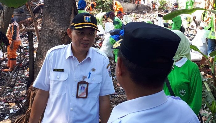 Asisten Ekbang LH Jakbar, Fredy Setiawan mengerahkan ratusan personil gabungan saat gerebek sampah di Hutan Kota Srengseng. (Rachmi)