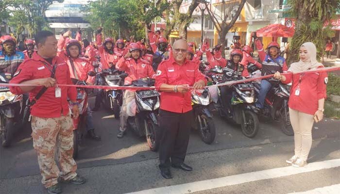 Chief Executive Officer (CEO) Gaspol, Lisa Subandi (kanan jilbab coklat) didampingi Anggota Dewan Kota Depok Edi Sitorus memotong pita peresmian Gas Pol Jek daerah Bogor (ist)