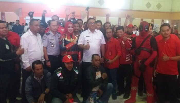 Wakil walikota Depok Pradi Supriyatna didampingi CEO Gaspol Lisa Subandi dengan tokoh sosok pahlawan gondala meresmikan grand launching Gaspol Jek di Depok (angga)