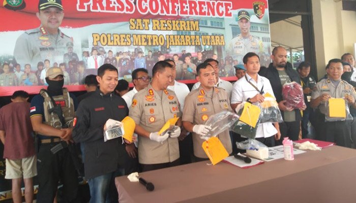 Kapolres Metro Jakarta Utara Kombes Budhi Herdi Susianto menunjukkan barang bukti tawuran antargeng motor yang menewaskan Herly. (yahya)