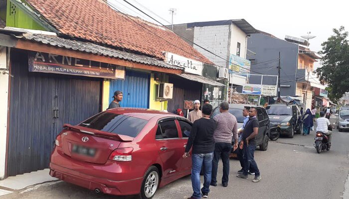 Petugas gabungan Polri-Kemnaker saat menggerebek lokasi pelaku penipuan dokumen Kemnaker.(ist)