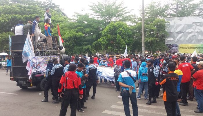 Buruh dari berbagai serikat pekerja se Kabupaten Serang saat melakukan unjukrasa di Kantor Bupati Serang di samping Alun-alun Barat Kota Serang