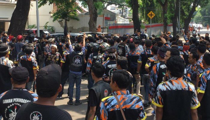 Suasana demo bentrok di Jl. Tiryayasa Raya, Jaksel. (adji0
