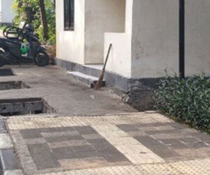 utup gorong-gorong drainase jalan sepanjang Jalan Marginda tidak ada khususnya depan Pospol UI Pondok Cina. (angg)