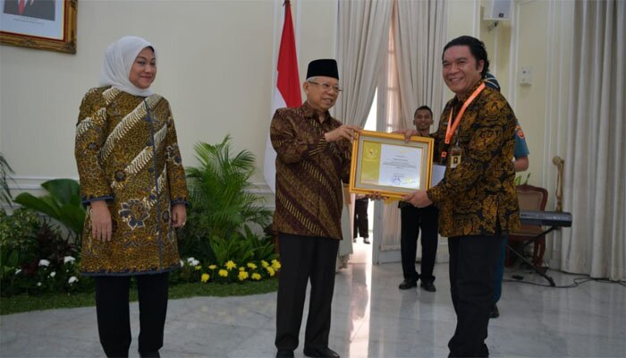 Wakil Presiden Ma'ruf Amin saat memberikan penghargaan Paramakarya kepada Gubernur Banten yang diterima Sekretaris Daerah Pemprov Banten Al Muktabar.(ist)