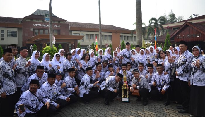 Wakil Walikota Tri Adhiajto bersama para guru usai upscara Hari Guru Nasional di Plaza Pemkot Bekasi.. (chotim)