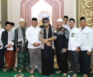 Walikota bersama Gus Miftah dan jamaah dalam Peringatan Maukid Nabi di Masjid adz Dzikra.