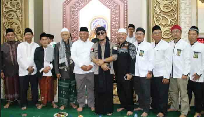 Walikota bersama Gus Miftah dan jamaah dalam Peringatan Maukid Nabi di Masjid adz Dzikra.