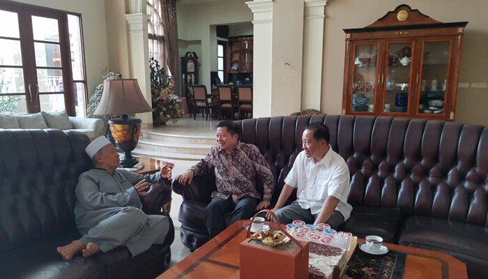 Ketum PPP hasil Muktamar Jakarta Humphrey Djemat bersama Plt Ketum PPP Pondok Gede, Suharso Monoarfa menyambangi mantan Ketum PPP Hamzah Haz. (ist)