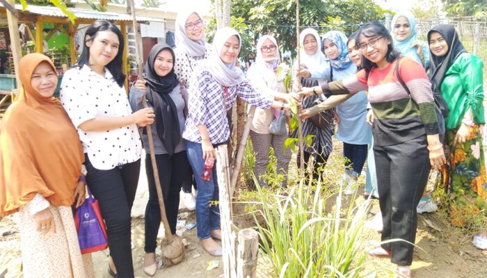 Ibu-ibu PKK dan warga Kelurahan Margamulya menanam pohon di bantaran Kali Bekasi. (chotim)