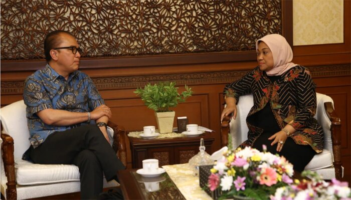 Menaker Ida Fauziah usai menerima Courtesy Call Duta Besar Republik Korea untuk Indonesia, Kim Chang-beom, di Kantor Kemnaker,(ist)