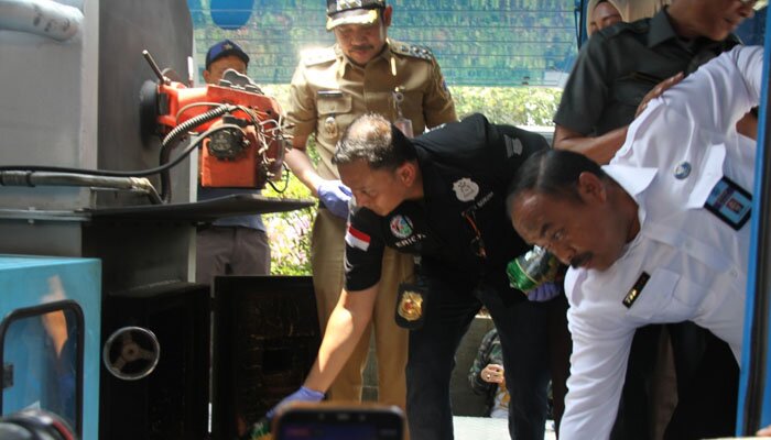 Kasat Narkoba Polres Metro Jakarta Barat AKBP Erick Frendriz memusnahkan narkotika di mesin inceminator.(ilham)