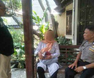 Pelaku diduga pencuri ibu rumah tangga diamankan anggota Polsek Pancoran Mas. (angga)