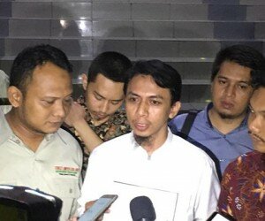 Irvan Noviandana (tengah) melaporkan Sukmawati Soekarnoputri atas dugaan penistaan agama, ke Polda Metro Jaya, pada Senin (18/11/2019). (firdha)