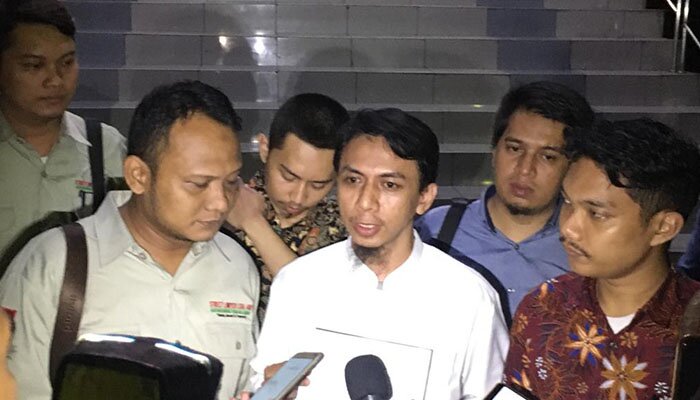 Irvan Noviandana (tengah) melaporkan Sukmawati Soekarnoputri atas dugaan penistaan agama, ke Polda Metro Jaya, pada Senin (18/11/2019). (firdha)