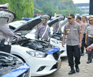 Kakorlantas Irjen Istiono sedang memeriksa kesiapan kendaraan polisi.(adji)