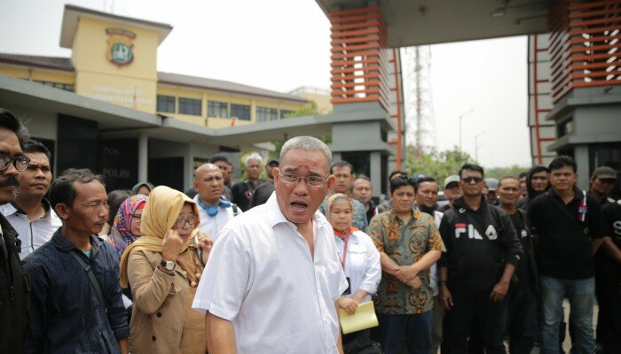 Sejumlah rekan RW, yang tergabung dalam SP JICT mendatangi Polres Pelabuhan Tj.Priok. (deny)