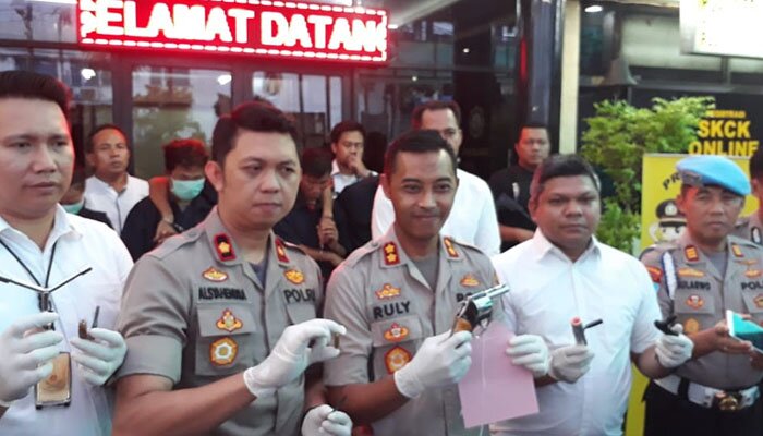 Kapolsek Metro Tamansari AKBP Ruly Indra Wijayanto didampingi Kanit Reskrim AKP Rango Siregar menunjukkan barang bukti komplotan begal.
