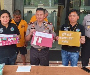 Kapolrestro Depok AKBP Azis didampingi Kasat Narkoba Kompol Indra Tarigan dan Wakasat Narkoba AKP Leni menunjukan barang bukti sabu. (angga)