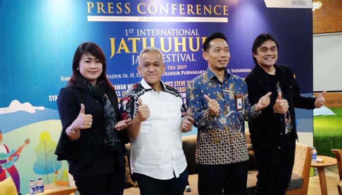 Musisi dan Direktur Artistik Festival, Dwiki Dharmawan saat memberi penjelasan The 1st International Jatiluhur Jazz Festival 2019 bersama Direktur Sales & Pengembangan Bisnis PT Citra Media Nusa Purnama, Shanty Nurpatria, Dirut PJT II, U Saefudin Noer, Kabag Humas Kementerian BUMN, Ferry Andrianto.(ali)