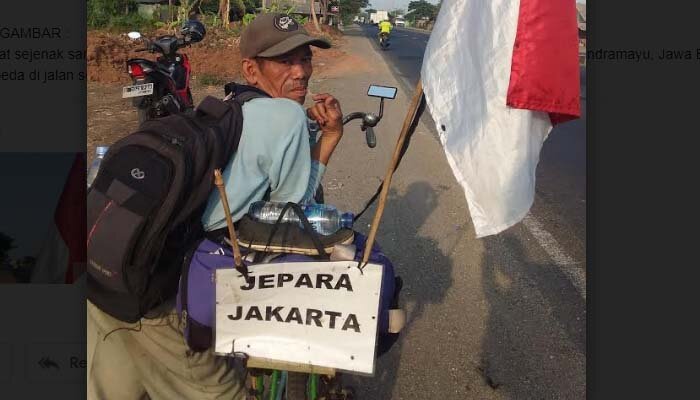 - Joko beristirahat sejenak sambil menghela nafas di Jalan Pantura Desa Pangkalan, Kecamatan Losarang, Indramayu, Jawa Barat. (taryani)