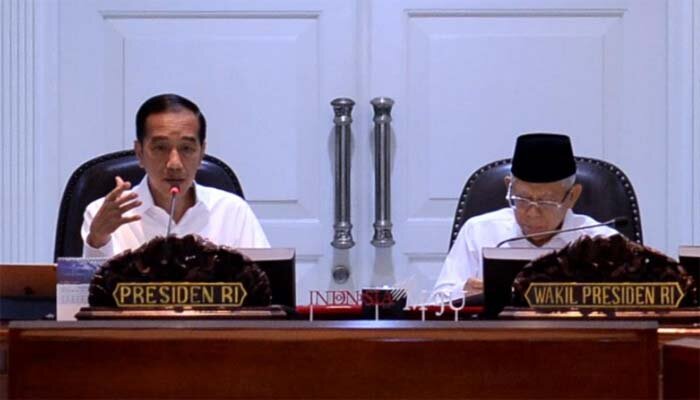 Presiden Jokowi bersama Wapres KH Ma'ruf Amin saat memimpin rapat terbatas mengenai percepatan kemudahan berusaha di Kantor Presiden, Jakarta, Kamis, (21/11).(ist)