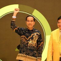 Presiden Jokowi bersama Ketua Umum Partai Golkar Airlangga Hartarto pada acara HUT ke-55 Partai Golkar. (ist)