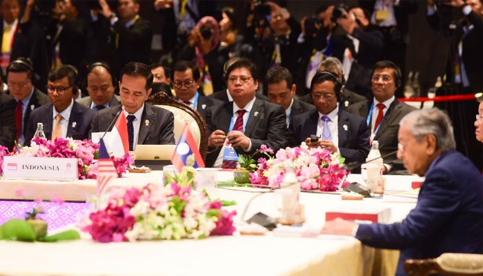 Presiden Jokowi didampingi sejumlah menteri menghadiri Plenary KTT ke-35 ASEAN, di IMPACT Convention and Exebition Center, Muangthong Thani, Bangkok, Thailand Sabtu (2/11) sore. (Humas Setkab)