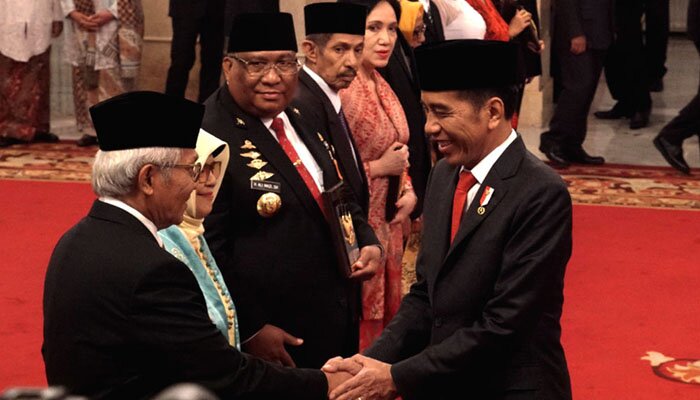 Presiden Jokowi memberikan ucapan selamat usai memberikan anugerah gelar pahlawan di Istana Negara, Jakarta, Jumat (8/11). (setkab.go.id).