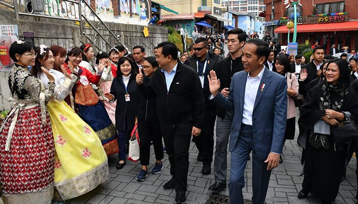 Presiden Jokowi saat blusukan di Desa budaya Gamcheon (Gamcheon Culture Village), Busan, Korea Selatan. (ist)