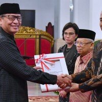 Gubernur Wahidin Halim di Istana Negara saat menerima DIPA dan TKDD dari Presiden Joko Widodo. (ist)