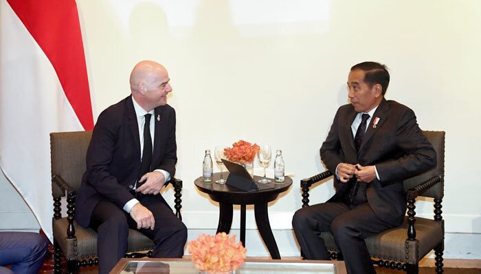 Presiden Jokowi saat bertemu Presiden FIFA Gianni Infantino, di Bangkok, Jumat (2/11/2019).