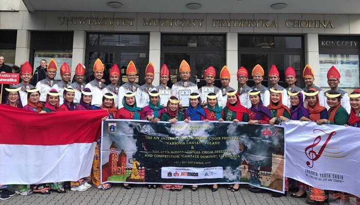 Tim paduan suara Jakarta Youth Choir berpose bersama usai meraih 10 tropy di Eropa.(ist)